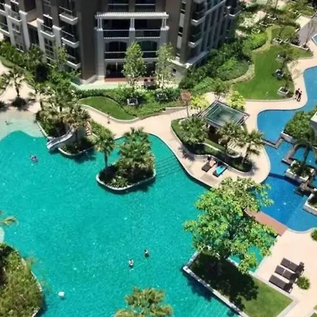 Lot Of Food Night Market Swimming Pool Very Near Train Mrt Big Shopping Malls